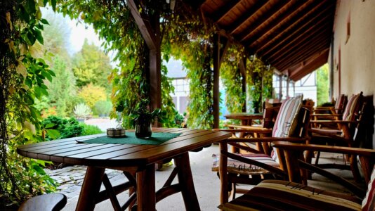 Eingedeckter Gastraum mit rustikalem Charme