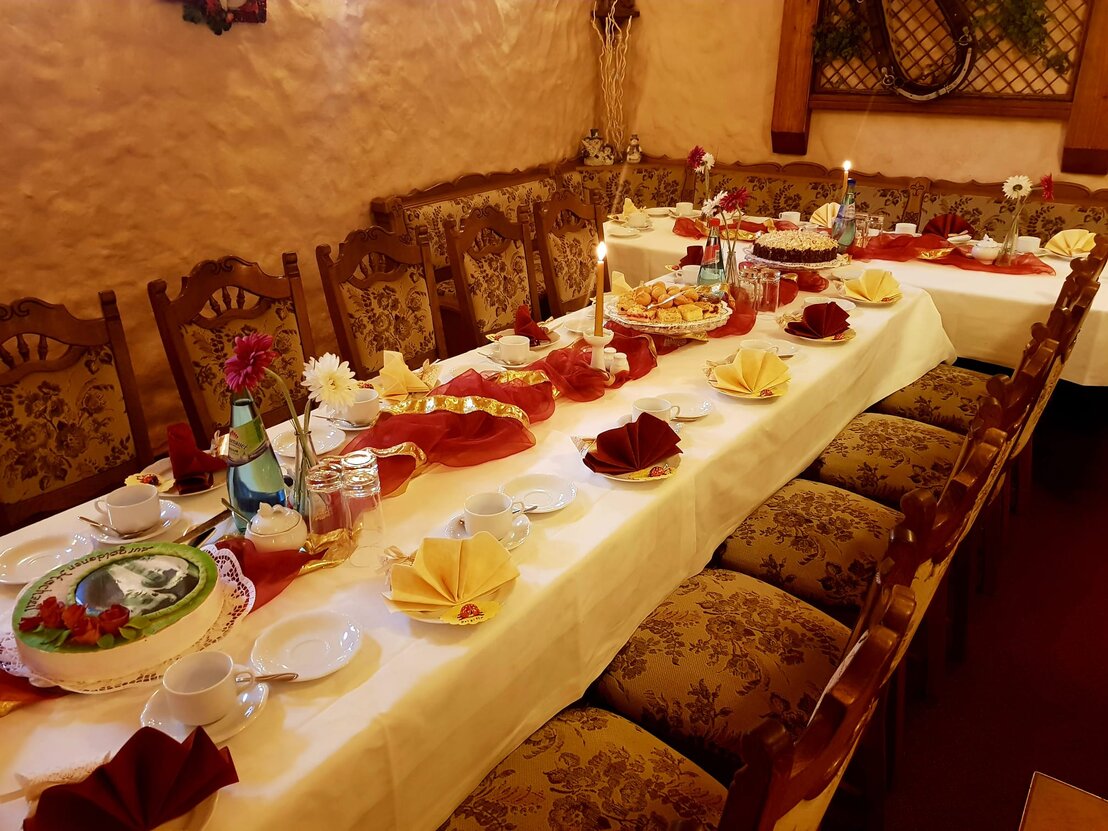 Gemütlicher Gastraum mit eingedeckten Tischen