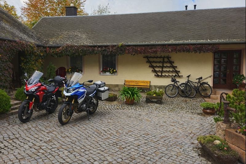 Fahrrad und Motorrad vor dem Haus