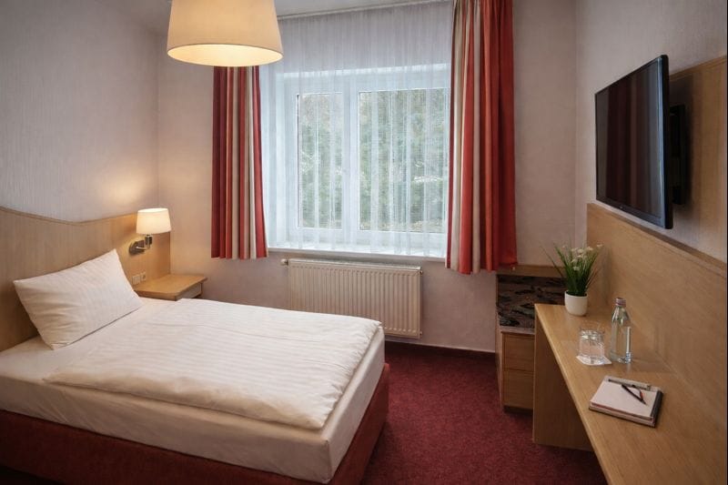 Einzelzimmer mit Schreibtisch