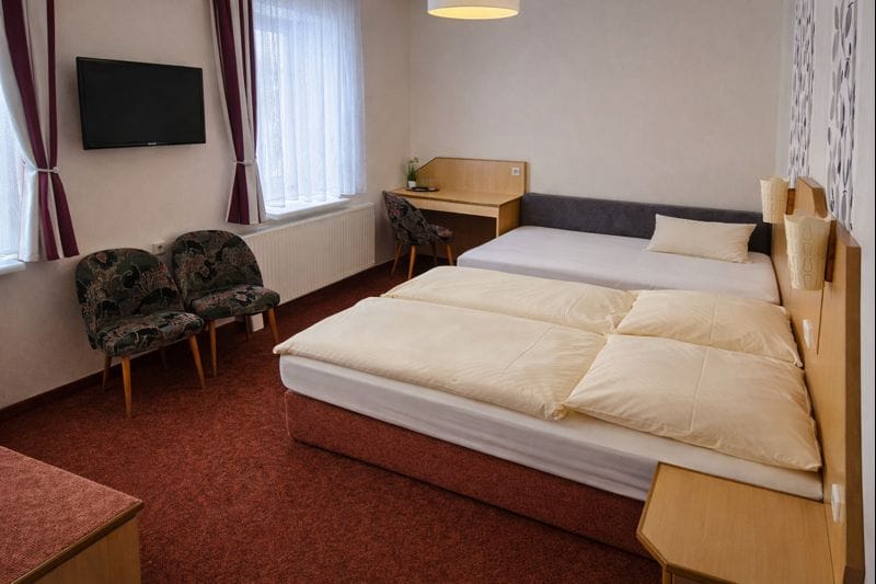 Einzelzimmer mit Schreibtisch