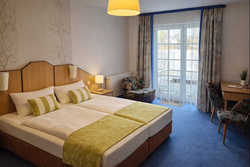 Helles Doppelzimmer mit Doppelbett