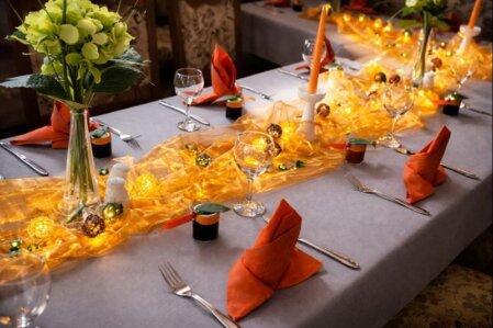 Buffettisch mit Getränken und Gläsern.