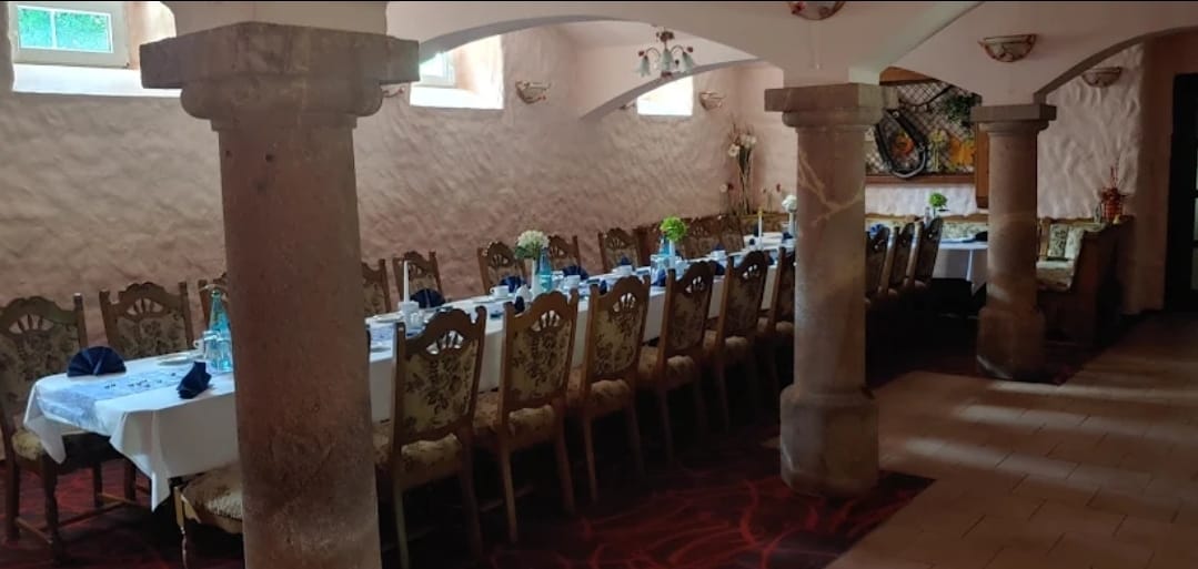 Heller Vereinsraum mit variabler Bestuhlung.